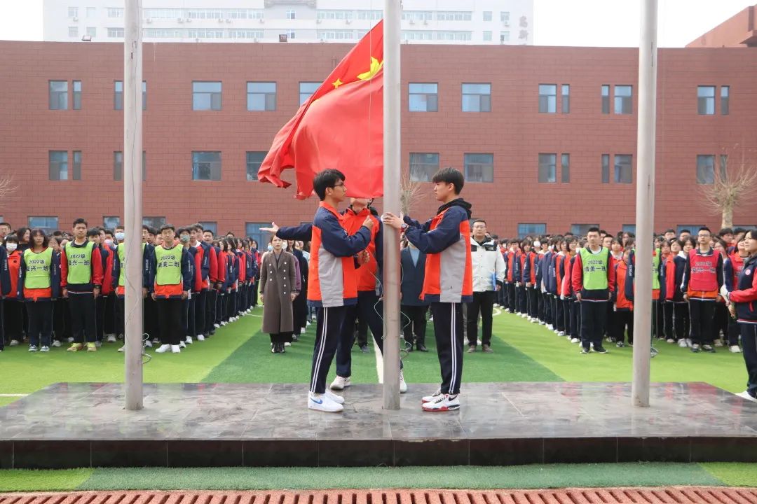 精英华唐艺术高中升旗仪式 